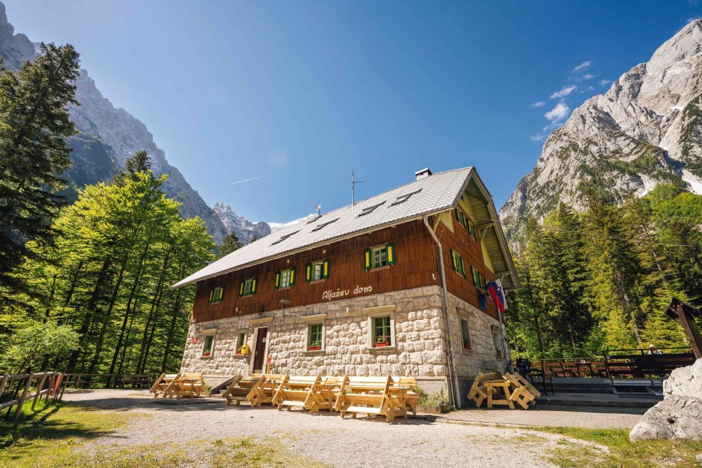 Aljažev Dom 1 Planinsko društvo Dovje - Mojstrana Matic Lipar, arhiv Turizem Kranjska Gora